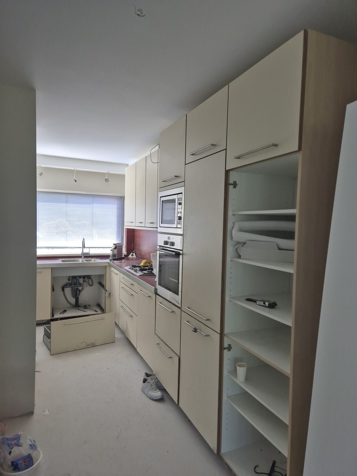 Keuken met crème fronten en roodbruin werkblad voor het wrappen, Maarssen